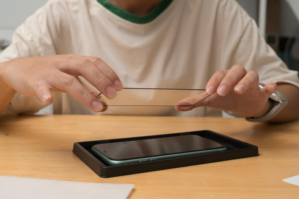 Jak poprawnie założyć szkło hartowane na telefon? Poradnik krok po kroku