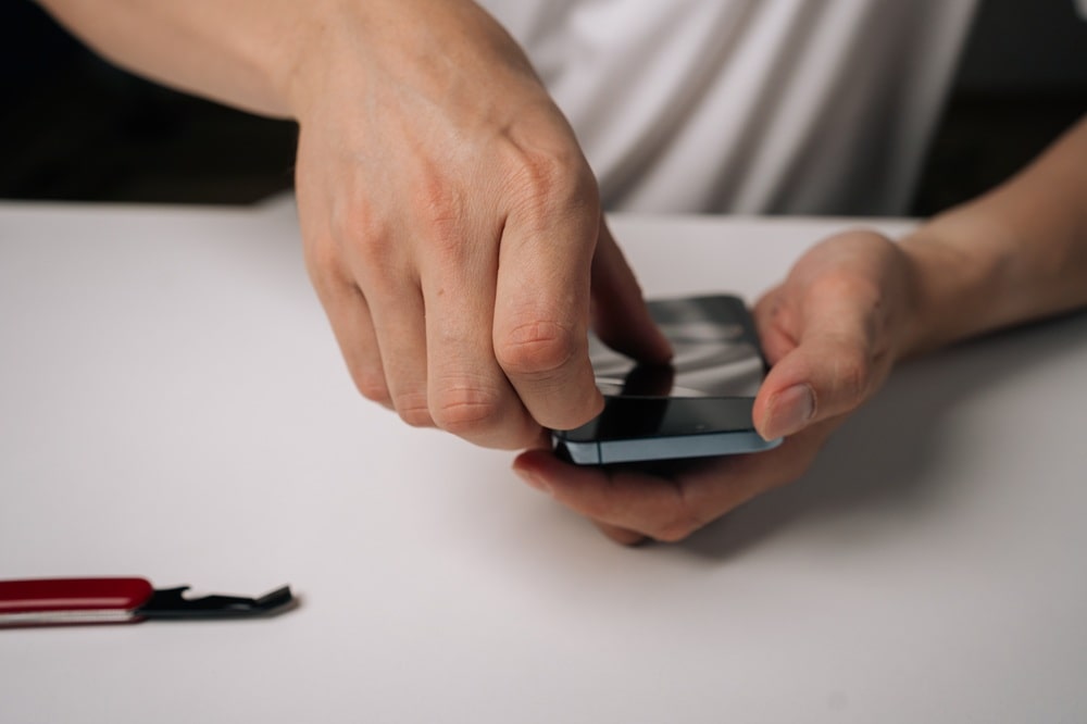 Czy warto zmieniać szkło ochronne regularnie? Fakty i zalecenia